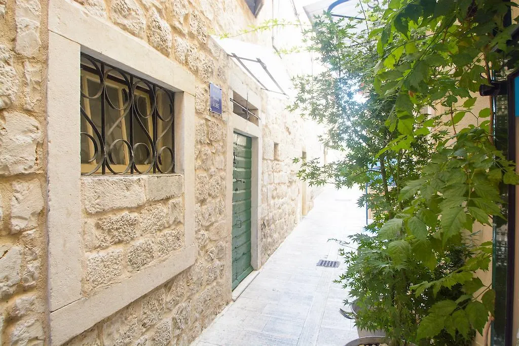 Rooms Livia Trogir 3*,